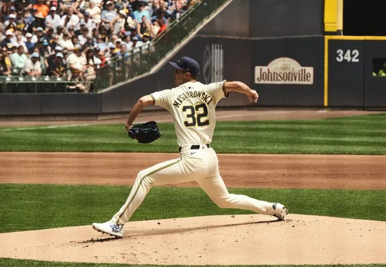 Jacob Misiorowski en el Juego 5 de la Serie Mundial, lanzando con el uniforme de los Cerveceros de Milwaukee