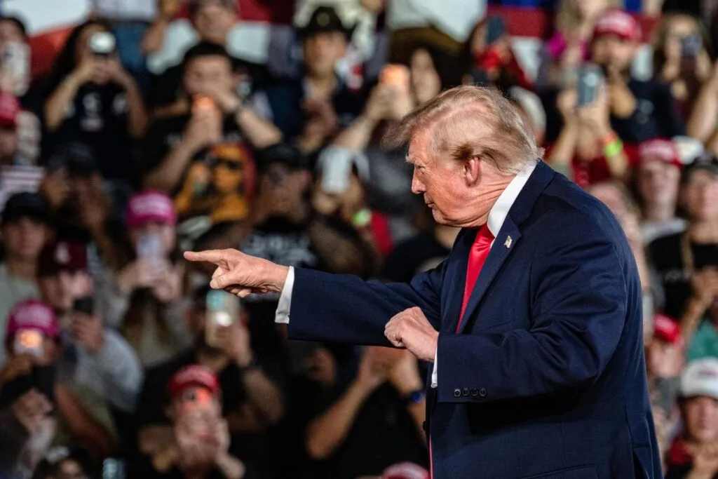 Mítines de Trump en Texas: Donald Trump saluda a sus seguidores durante un acto de campaña