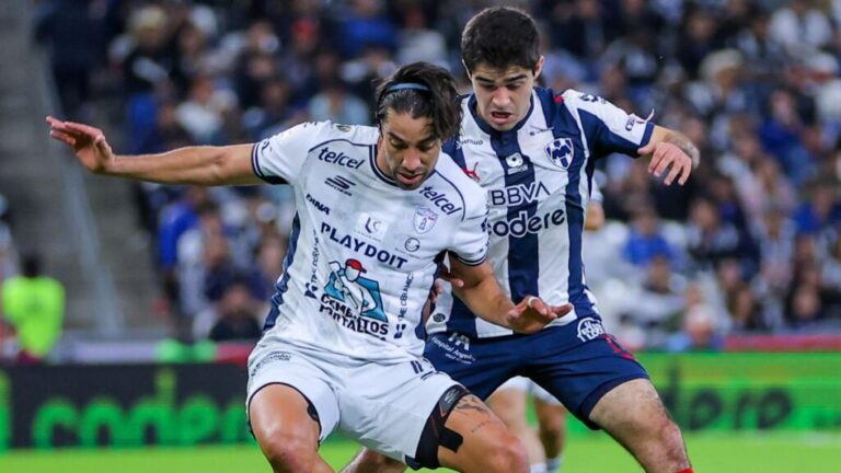 Monterrey 2-1 Pachuca: un jugador de los Tuzos disputa el balón con un jugador de Rayados en el Estadio BBVA
