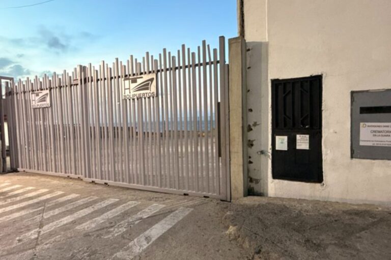 Portones cerrados de la morgue improvisada Los Silos en el puerto de La Guaira tras su cierre