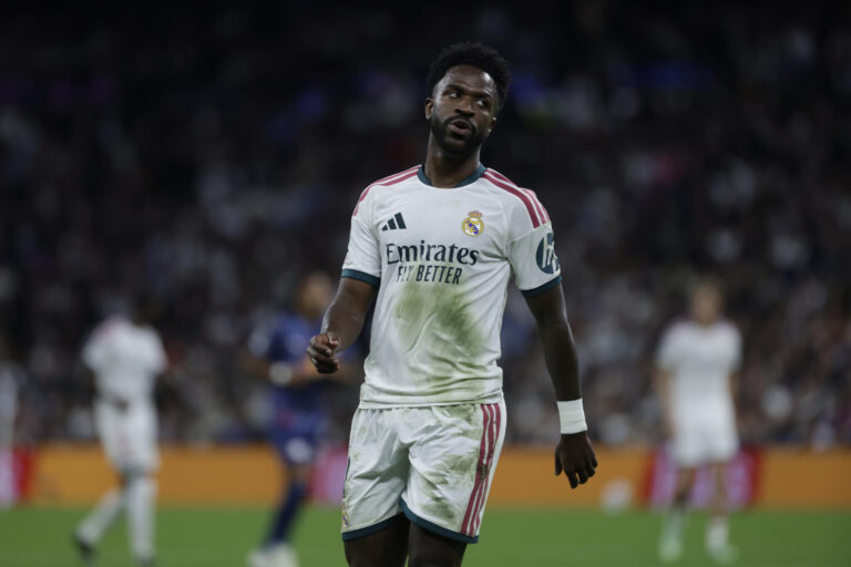Vinícius Júnior con la camiseta del Real Madrid en el Santiago Bernabéu, en la nota en la que Mourinho defiende a Vinícius