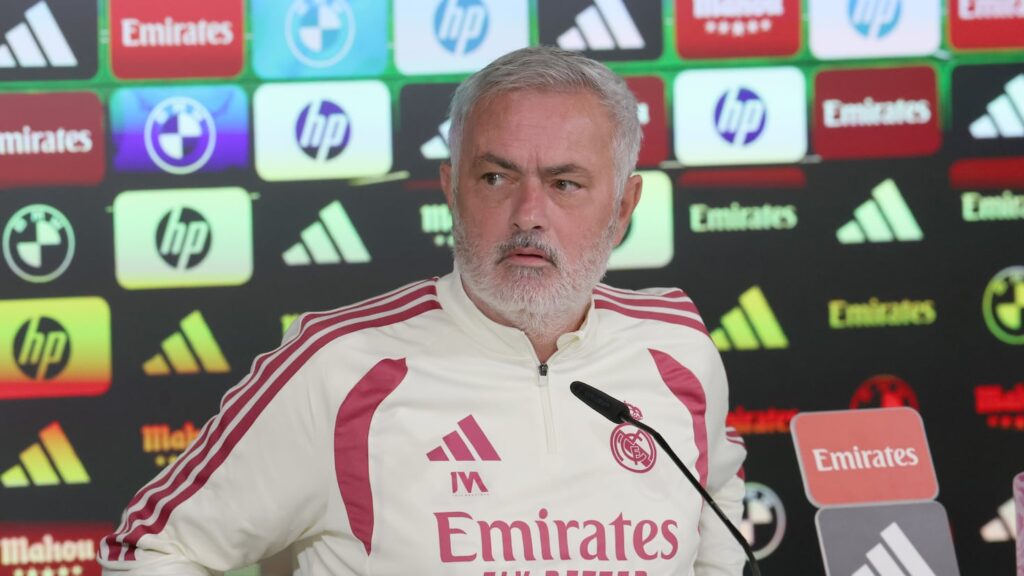 Mourinho previa del Clásico en rueda de prensa con la camiseta de entrenamiento del Real Madrid