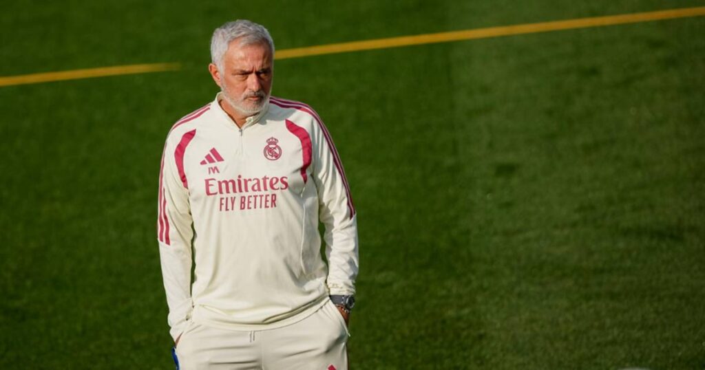 José Mourinho en un entrenamiento del Real Madrid al hablar de la sanción de Vinícius