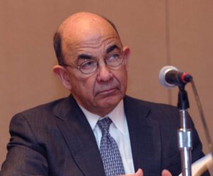 El juez federal Alvin Hellerstein, con traje y corbata, durante una intervención pública con micrófono