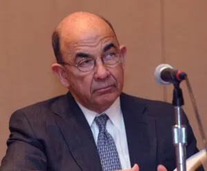 El juez federal Alvin Hellerstein, con traje y corbata, durante una intervención pública con micrófono