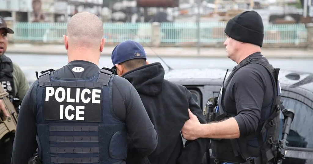 Muere bajo custodia de ICE un detenido en Otay Mesa: agentes de ICE durante un operativo migratorio en Estados Unidos