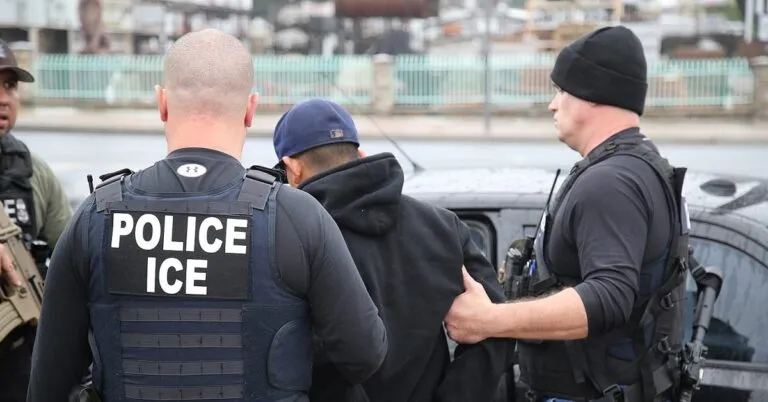 Muere bajo custodia de ICE un detenido en Otay Mesa: agentes de ICE durante un operativo migratorio en Estados Unidos