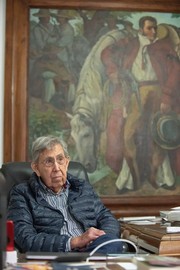 Muerte de Cuauhtémoc Cárdenas: el líder histórico de la izquierda mexicana en su despacho, en febrero de 2022
