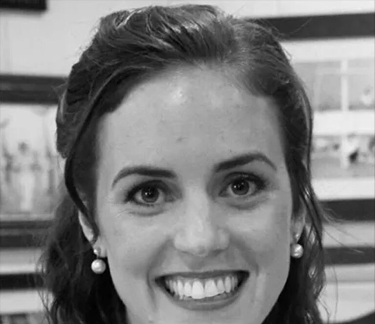 Kyle Kennedy, nieta de Robert F. Kennedy, sonriendo en un retrato en blanco y negro