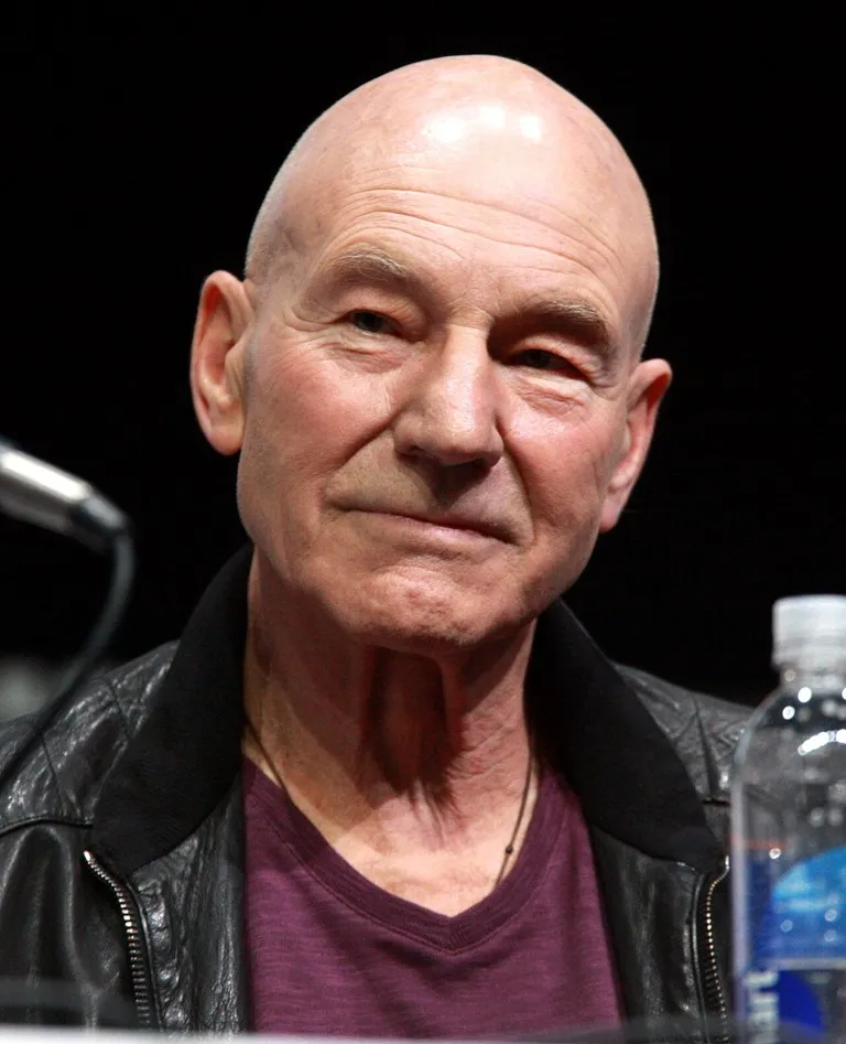 Patrick Stewart sonríe en un retrato de cerca, el actor de Star Trek y X-Men