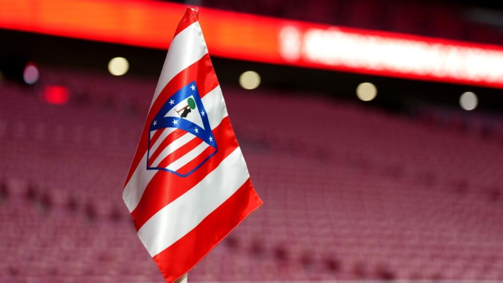Muere un socio del Atlético de Madrid: banderín de córner rojiblanco con el escudo del club en un Metropolitano con las gradas vacías