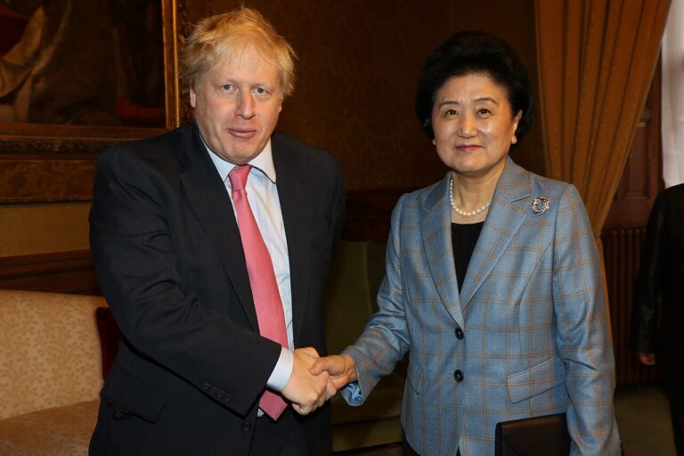 Muerte de Liu Yandong: la ex viceprimera ministra de China, a la derecha, en un acto oficial en Londres