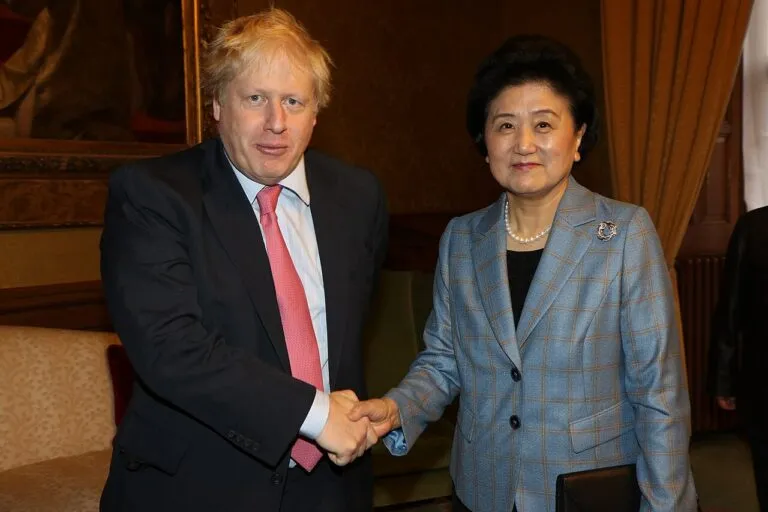 Muerte de Liu Yandong: la ex viceprimera ministra de China, a la derecha, en un acto oficial en Londres