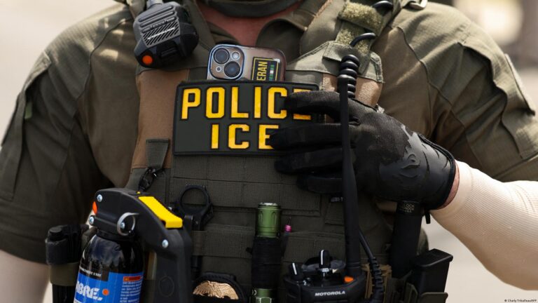 Agente con el parche «POLICE ICE» en el chaleco, imagen de la muerte de mexicano bajo custodia de ICE que México pide investigar