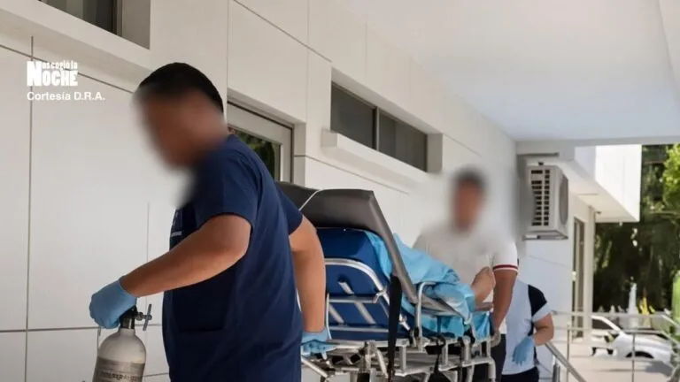 Muertos en el accidente de Kbeto Zuleta: personal médico traslada en camilla a uno de los heridos en un centro asistencial de Bosconia, Cesar