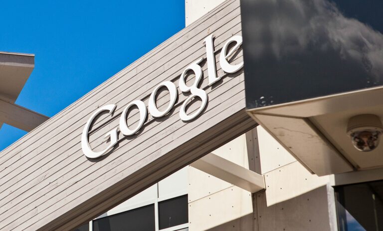 Multa a Google y Apple en Corea del Sur: el logotipo de Google en la fachada de una de sus sedes