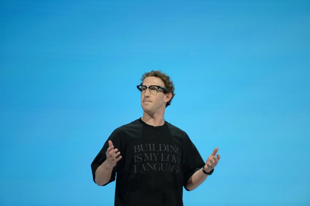Multa millonaria a Meta: Mark Zuckerberg, director ejecutivo de la empresa, durante una presentación pública