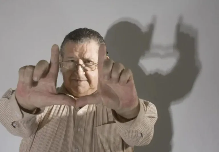 Muñequita linda: Román Chalbaud, director del filme póstumo, hace un encuadre con las manos en un retrato