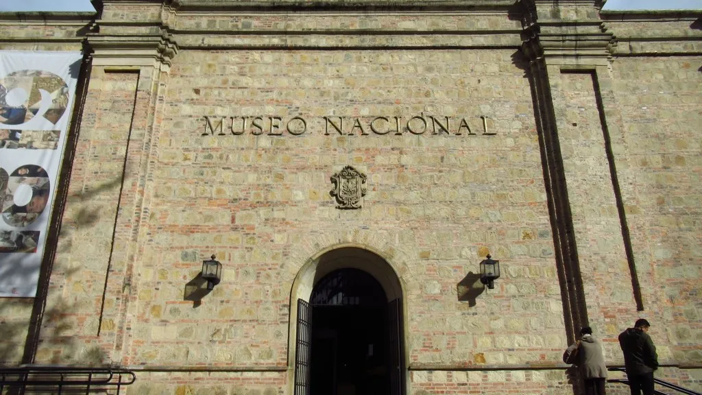 Fachada principal del Museo Nacional de Colombia en Bogotá, el día en que el Museo Nacional reinstala las piezas retiradas