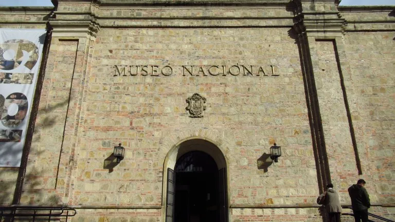 Fachada principal del Museo Nacional de Colombia en Bogotá, el día en que el Museo Nacional reinstala las piezas retiradas