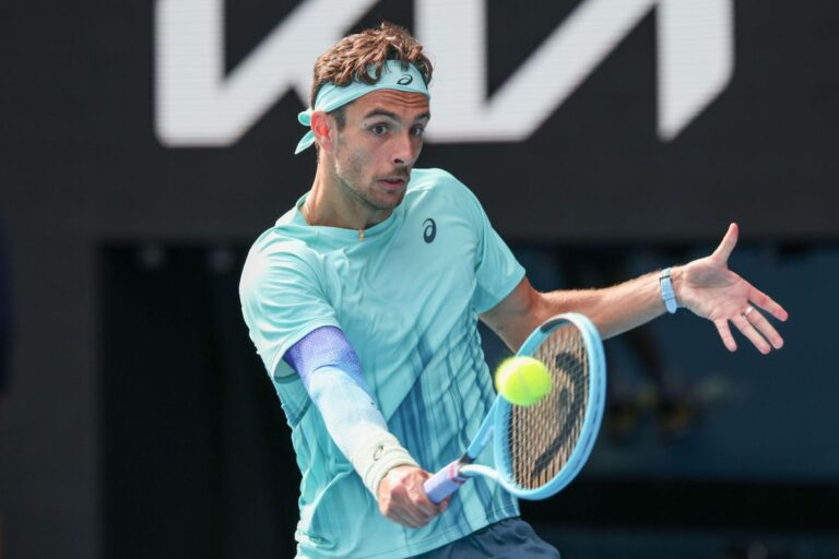 Musetti campeón en Lyon: Lorenzo Musetti golpea de derecha durante un partido del circuito ATP