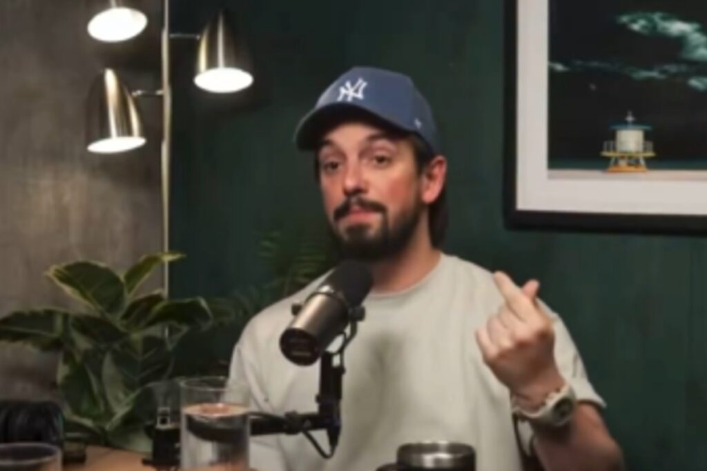 Nacho Redondo frente al micrófono del podcast, en la nota sobre la Nacho Redondo salida de Escuela de Nada