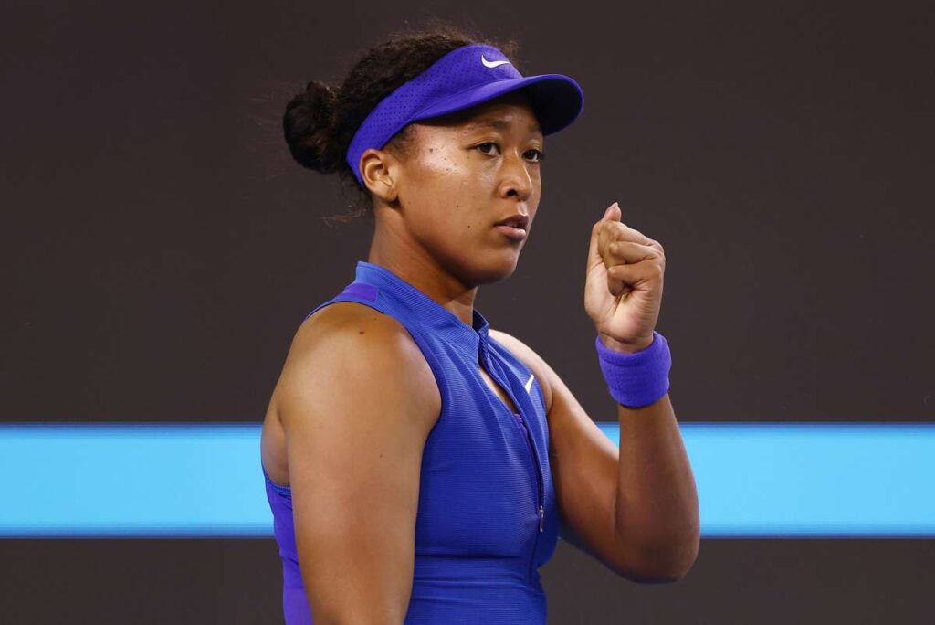 Naomi Osaka retiro: la tenista japonesa durante un partido, con visera y uniforme azul, en el circuito WTA