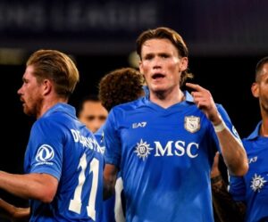 Nápoles 4-3 Bodo/Glimt: Scott McTominay celebra uno de sus goles en el estadio Diego Armando Maradona