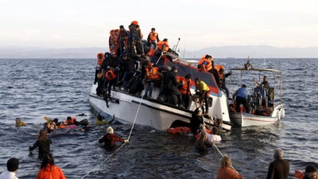 Embarcación de migrantes en el mar Egeo durante los naufragios en el mar Egeo frente a Lesbos y Samos