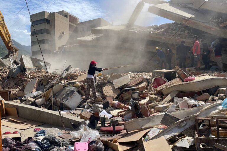 Escombros de un edificio derrumbado por los terremotos en La Guaira, en la zona de Residencias Caribe, con rescatistas y vecinos entre los restos