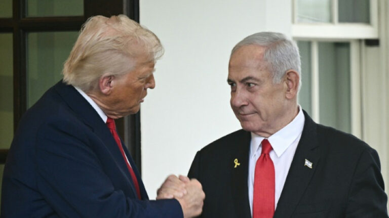 Benjamin Netanyahu estrecha la mano de Donald Trump durante un encuentro, de cara a las elecciones en Israel
