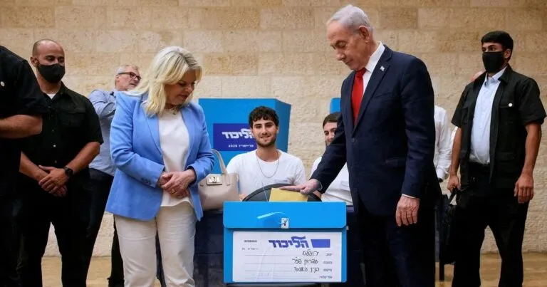 elecciones en Israel: Benjamín Netanyahu deposita su voto junto a su esposa Sara en Jerusalén
