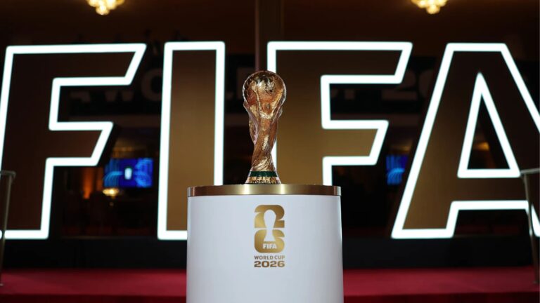 Trofeo de la Copa Mundial de la FIFA, torneo cuyos derechos para España y Andorra adquirió Netflix rumbo al Mundial 2030