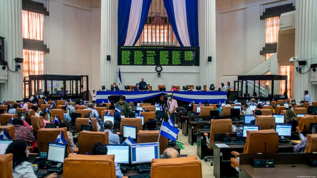 Nicaragua elimina la vicepresidencia: sesión de la Asamblea Nacional en Managua con las banderas del país en los escaños