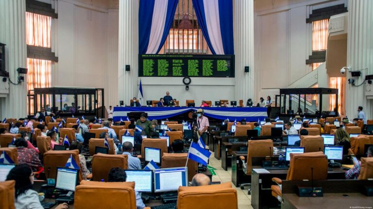 Nicaragua elimina la vicepresidencia: sesión de la Asamblea Nacional en Managua con las banderas del país en los escaños