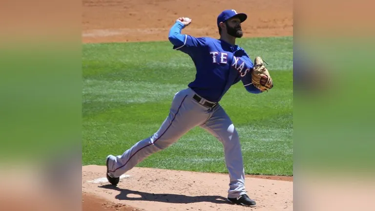 Nick Martinez agencia libre: el derecho, completo sobre el montículo con la pelota en la mano en su etapa en Texas