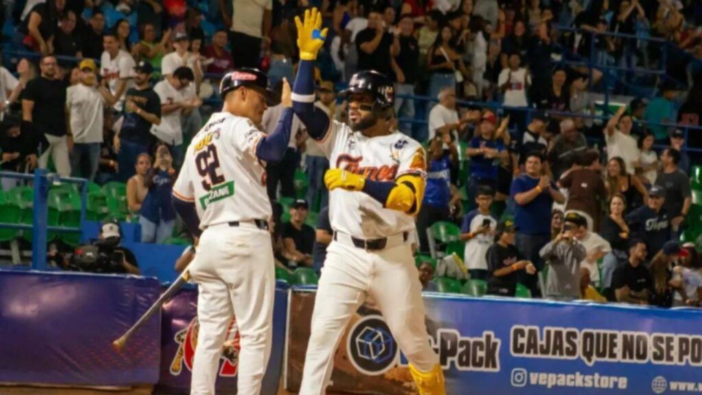 Foul de Keyber Rodríguez: el jugador de Tigres de Aragua celebra un batazo en el estadio de Maracay