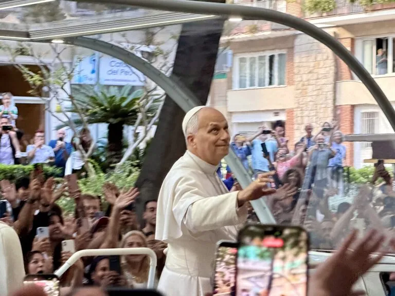 Ninguna guerra es santa: el papa León XIV saluda a la multitud desde el papamóvil en una foto de archivo