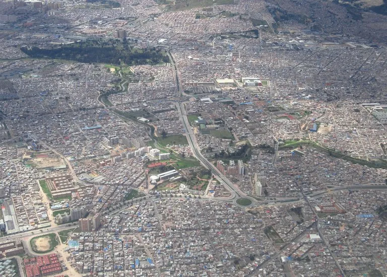 niño murió tras caer del piso 11 en Bosa: vista aérea de la localidad de Bosa, en el sur de Bogotá, con sus conjuntos residenciales y el río Tunjuelo
