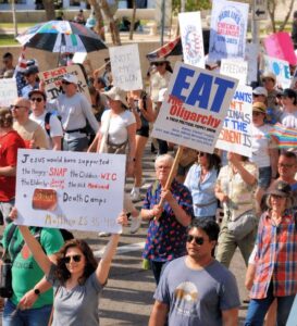 Protestas No Kings en Estados Unidos: manifestantes marchan en Arizona con pancartas contra Trump durante la jornada nacional por el voto anticipado