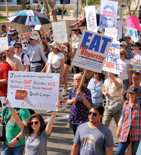 Protestas No Kings en Estados Unidos: manifestantes marchan en Arizona con pancartas contra Trump durante la jornada nacional por el voto anticipado