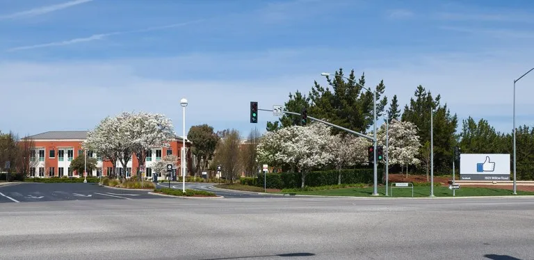 Condiciones de Meta: la entrada de la sede de la empresa en Menlo Park, California, con el cartel de Facebook