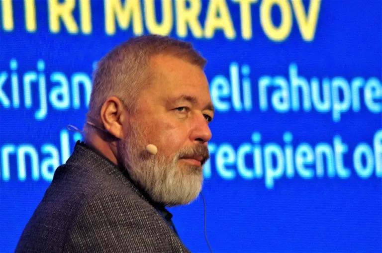 Dmitri Murátov, Nobel de la Paz y fundador del diario Nóvaya Gazeta anuncia su cierre, durante una conferencia en Tallin en 2023