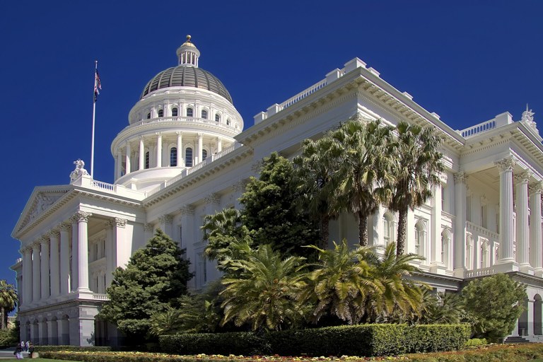 Votos en California: el Capitolio estatal en Sacramento, sede del Gobierno que defiende el conteo de las papeletas por correo