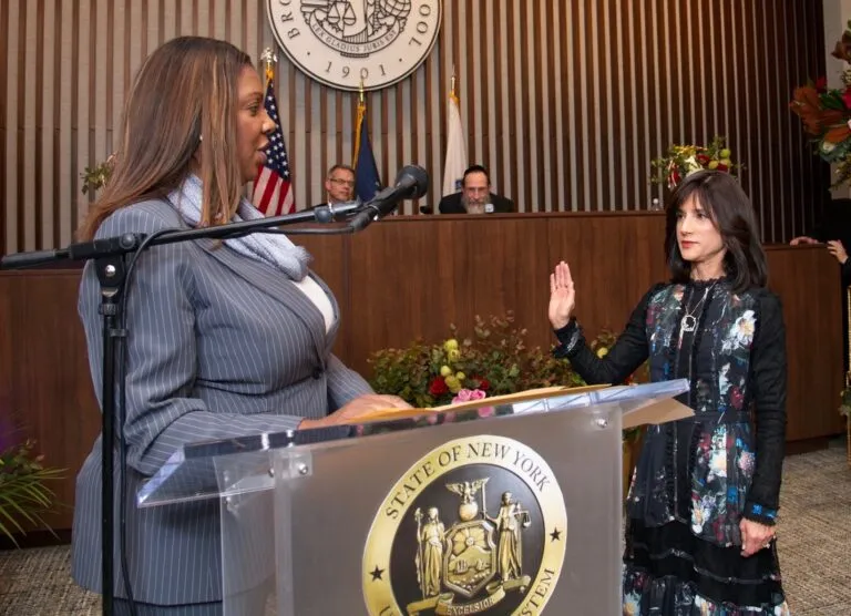 La fiscal general Letitia James junto a un atril oficial del Estado de Nueva York; los centros de votación están protegidos frente a agentes federales armados