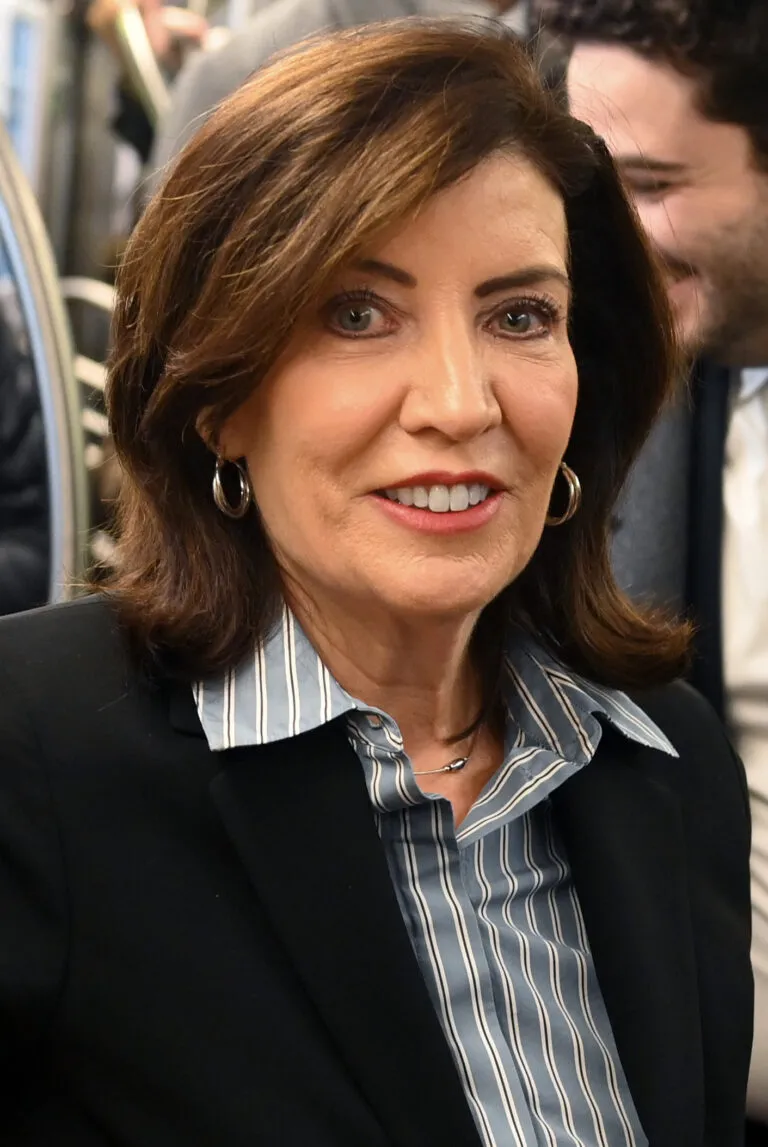 Kathy Hochul, gobernadora de Nueva York que firmó la ley sobre chatbots de IA para menores