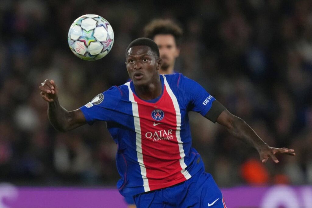 Nuno Mendes baja: el lateral del PSG controla un balón de la Champions League con la camiseta parisina