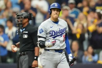 Shohei Ohtani en los playoffs regresa al dugout de los Dodgers tras poncharse ante los Brewers en la Serie de Campeonato