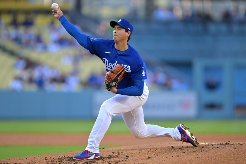 Ohtani no necesitará cirugía: Shohei Ohtani lanzando con los Dodgers de Los Ángeles