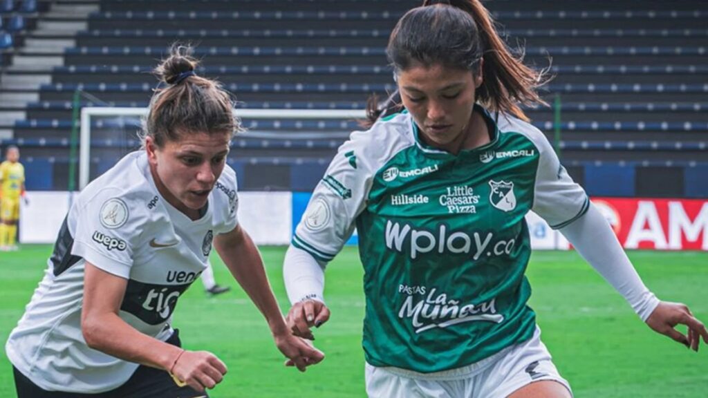 Olimpia vence al Deportivo Cali en la Libertadores Femenina: una jugadora del Cali disputa el balón con una rival del Olimpia en los cuartos de final en Quito